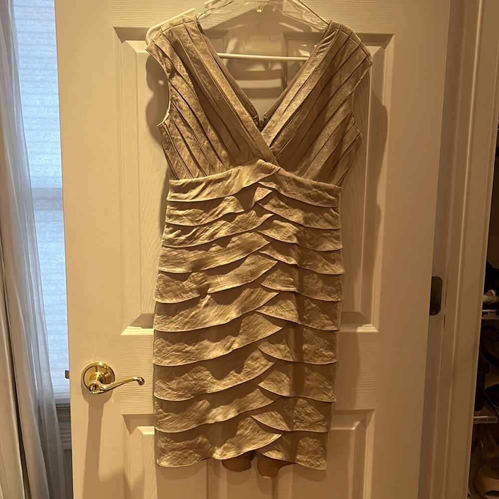 Adrianna Papell Petite dress. Size 6 petite. V-neck. Cream/gold color